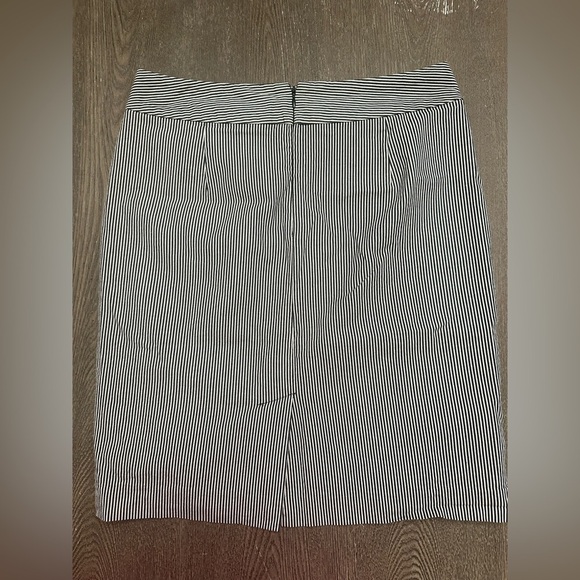 BANANA REPUBLIC NAVY AND WHITE STRIPED BUSINESS CASUAL SKIRT - Size 4 SKU:452 - Picture 6 of 6